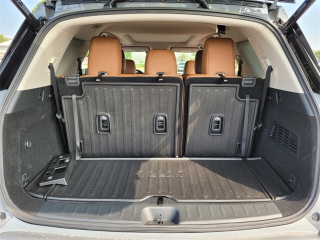 2025 Nissan Pathfinder Platinum photo 18