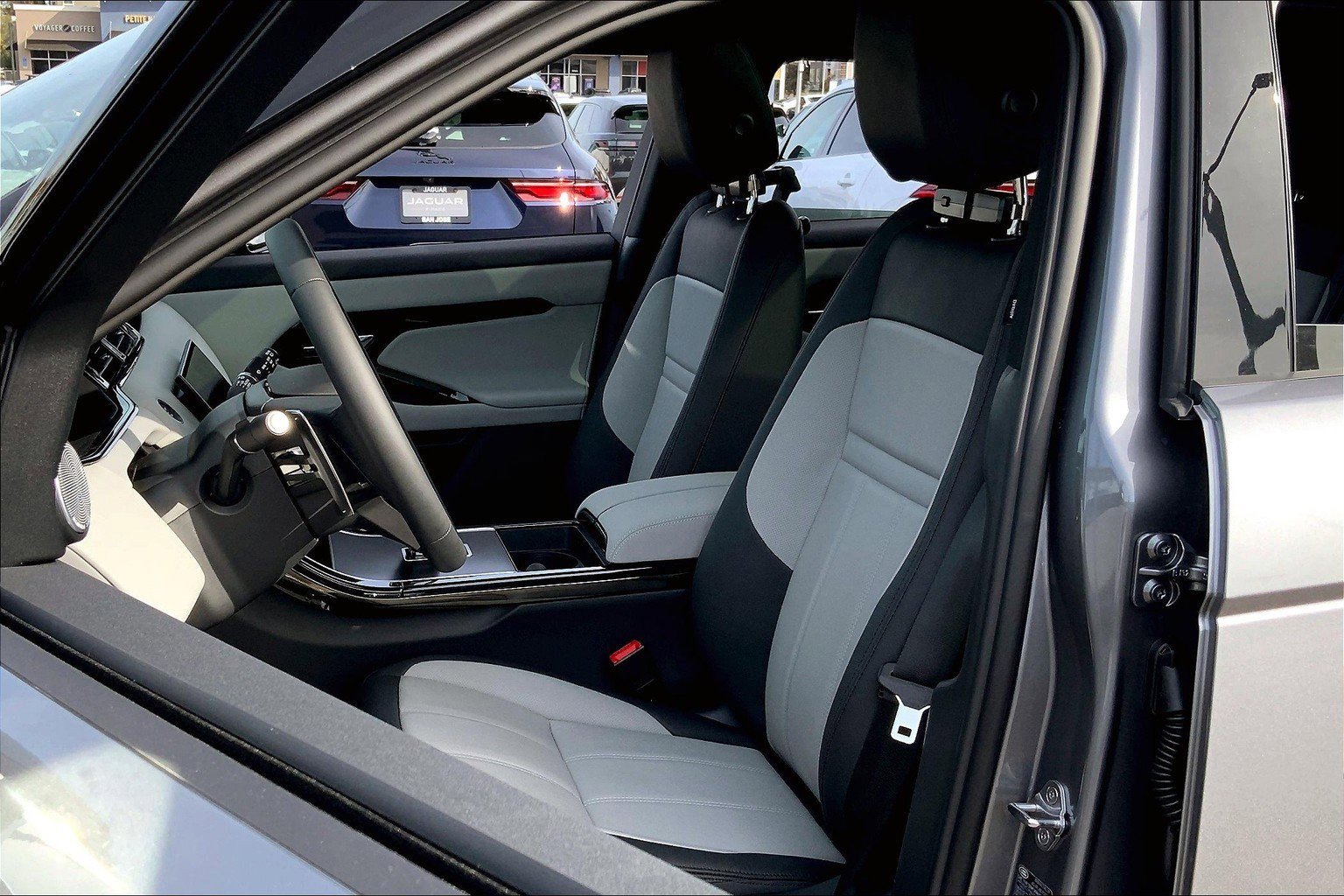 2026 Land Rover Range Rover Evoque Dynamic SE photo 8