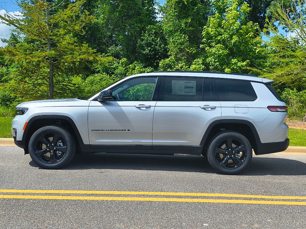 2025 Jeep Grand Cherokee Limited photo 2