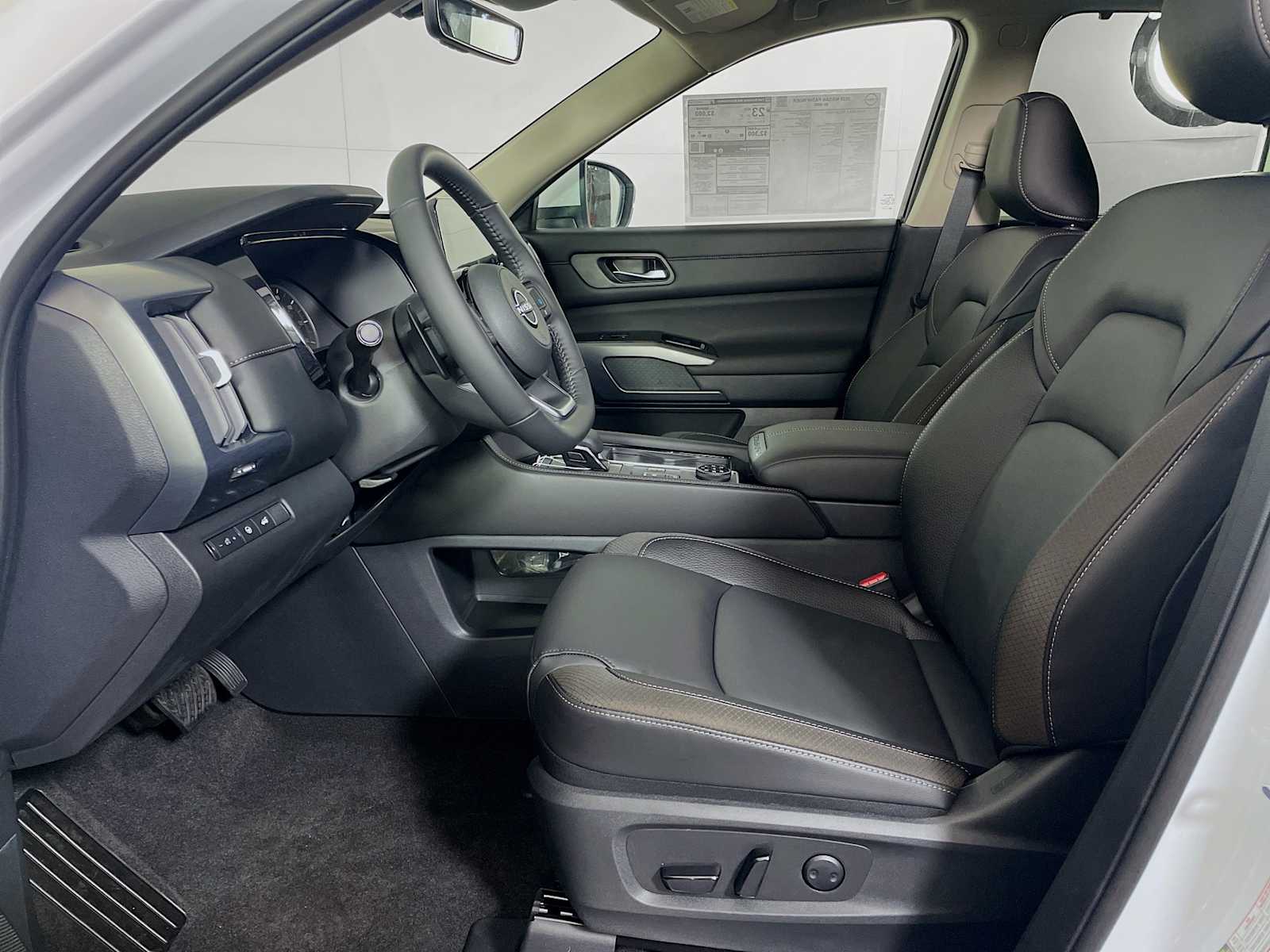 2025 Nissan Pathfinder SL photo 4