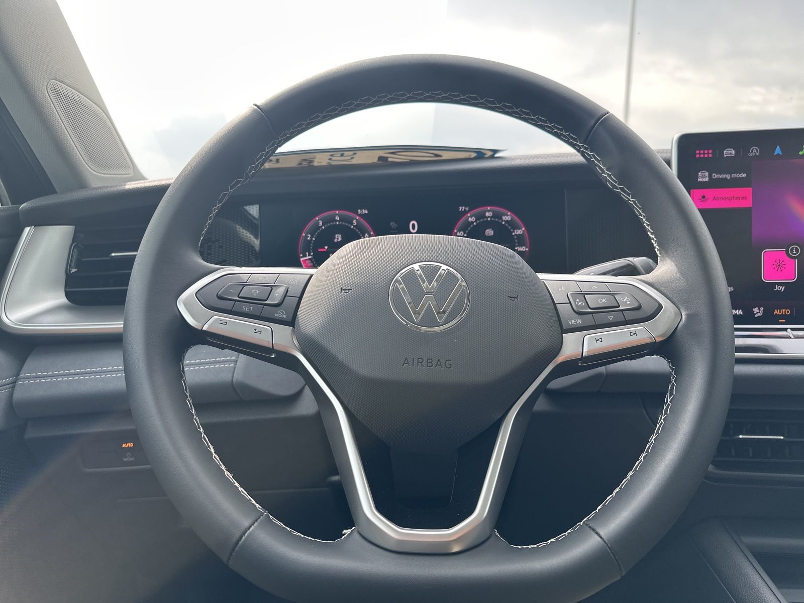 2025 Volkswagen Tiguan SE photo 14