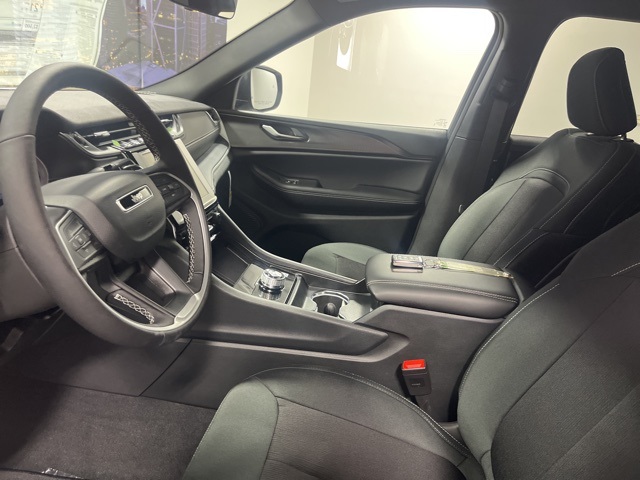 2025 Jeep Grand Cherokee Laredo X photo 8
