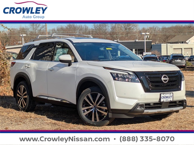 2025 Nissan Pathfinder Platinum's photo