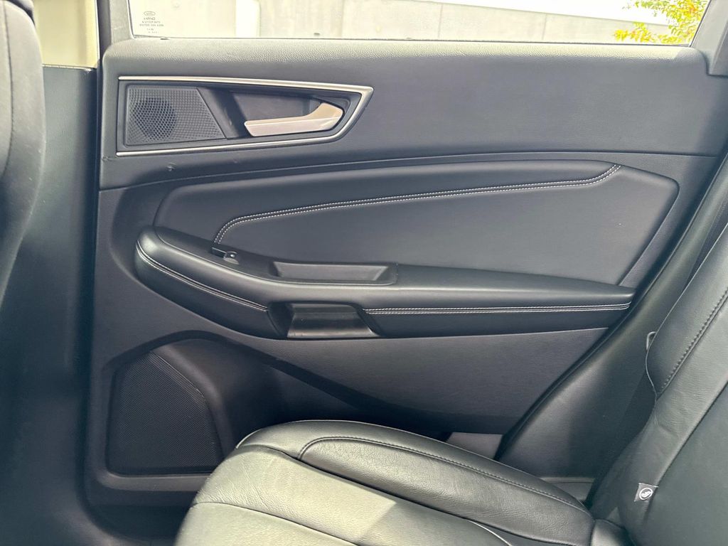 2020 Ford Edge Titanium photo 14