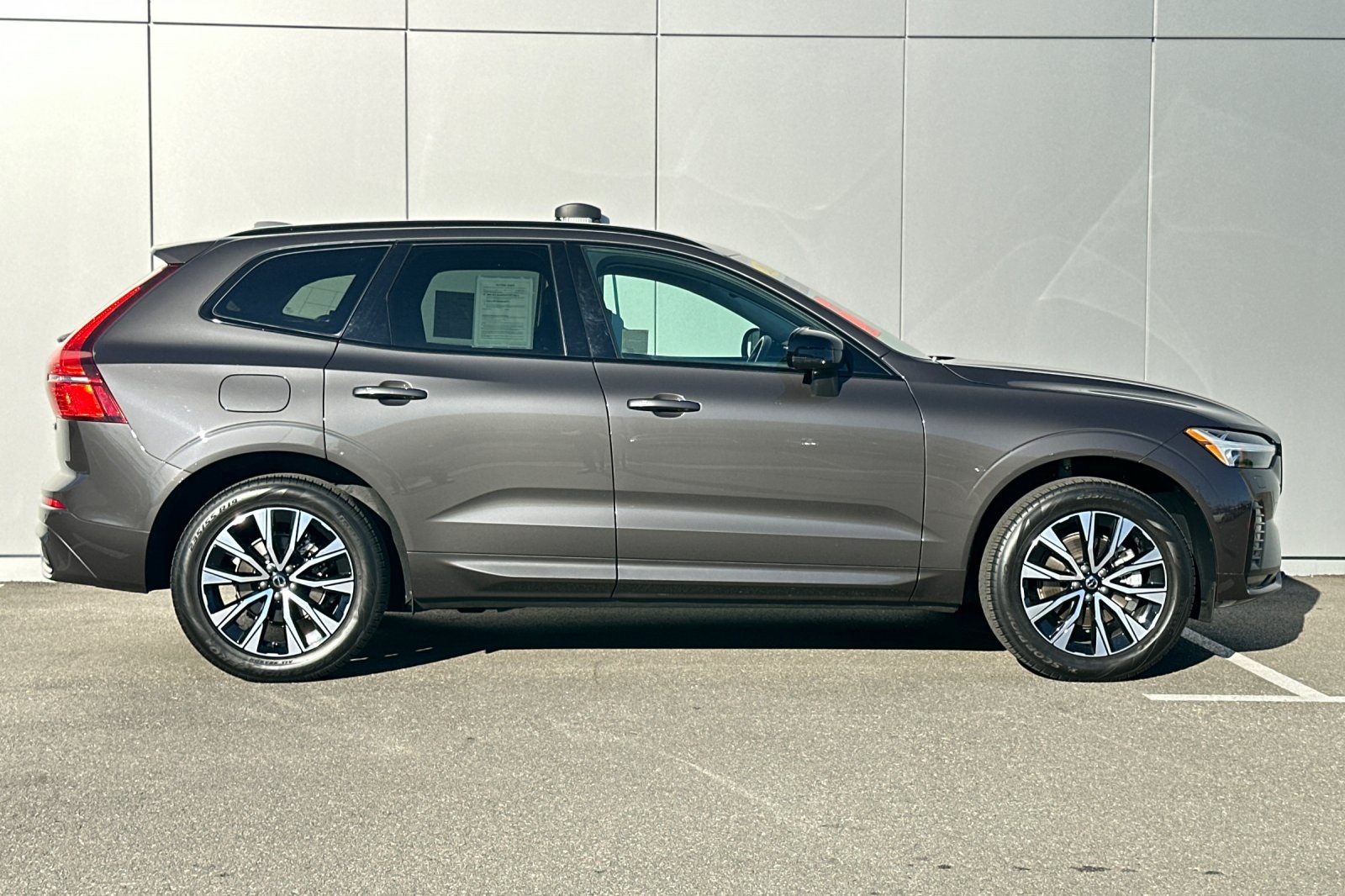 2025 Volvo XC60 B5 Core photo 4