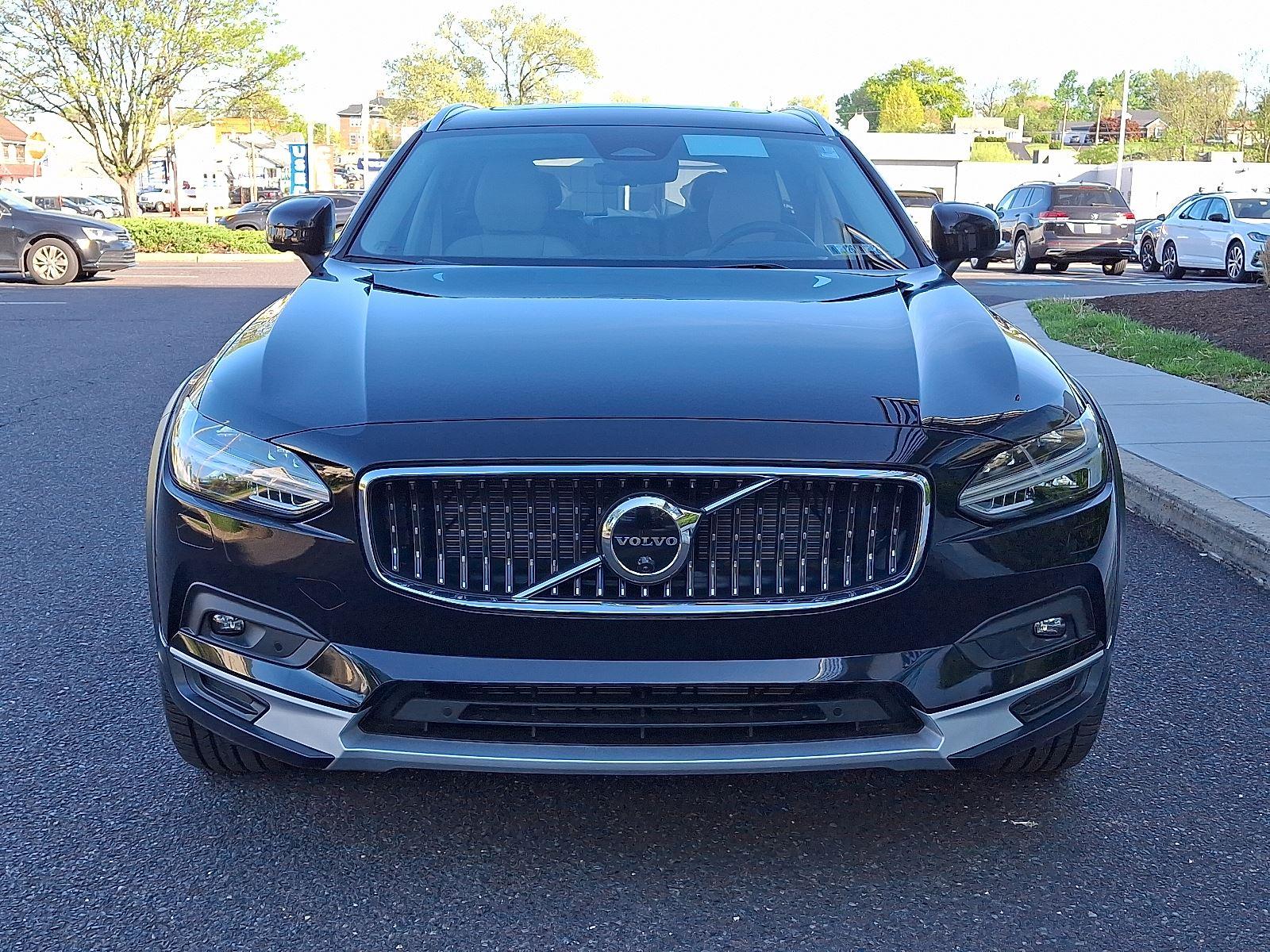 2025 Volvo V90 Cross Country B6 AWD photo 2