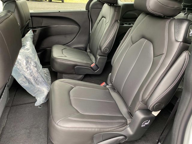 2025 Chrysler Voyager LX photo 6