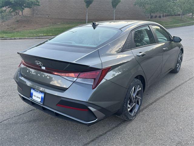 2025 Hyundai Elantra SEL Sport photo 5