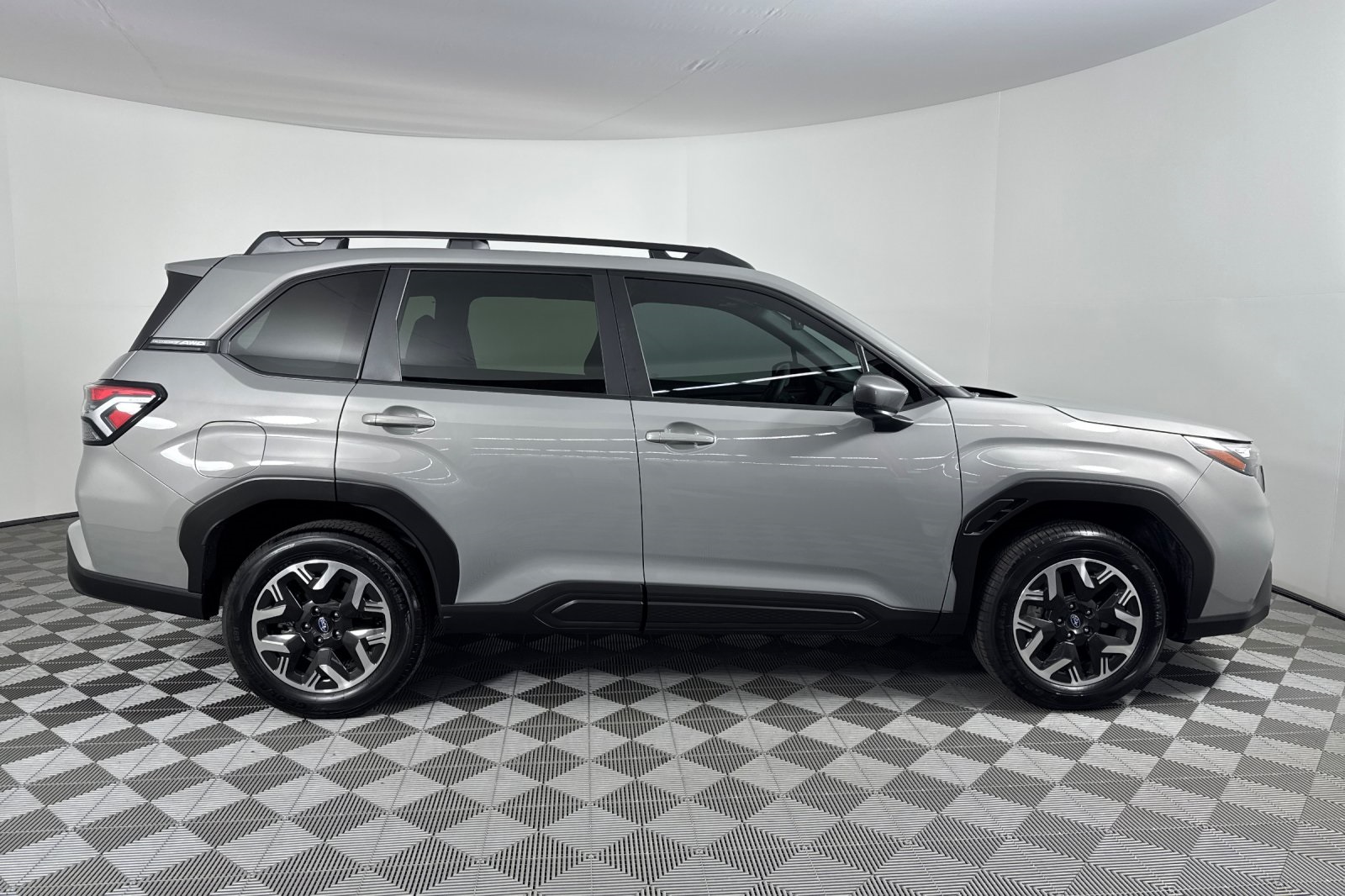 2025 Subaru Forester Premium Base photo 2