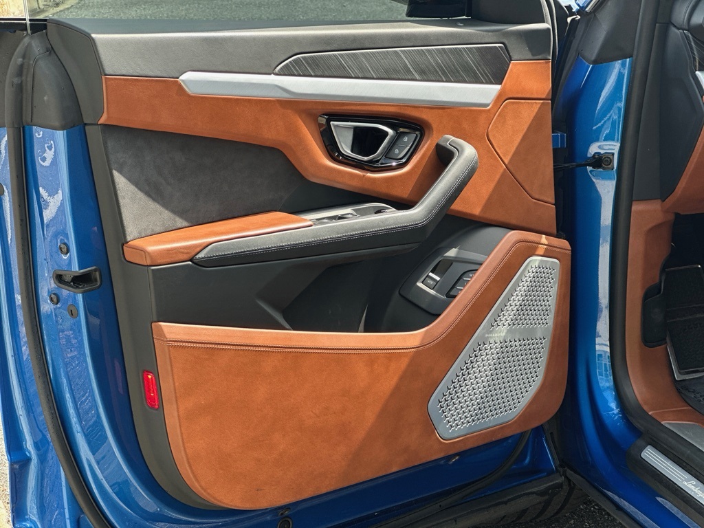 2019 Lamborghini Urus Base photo 25