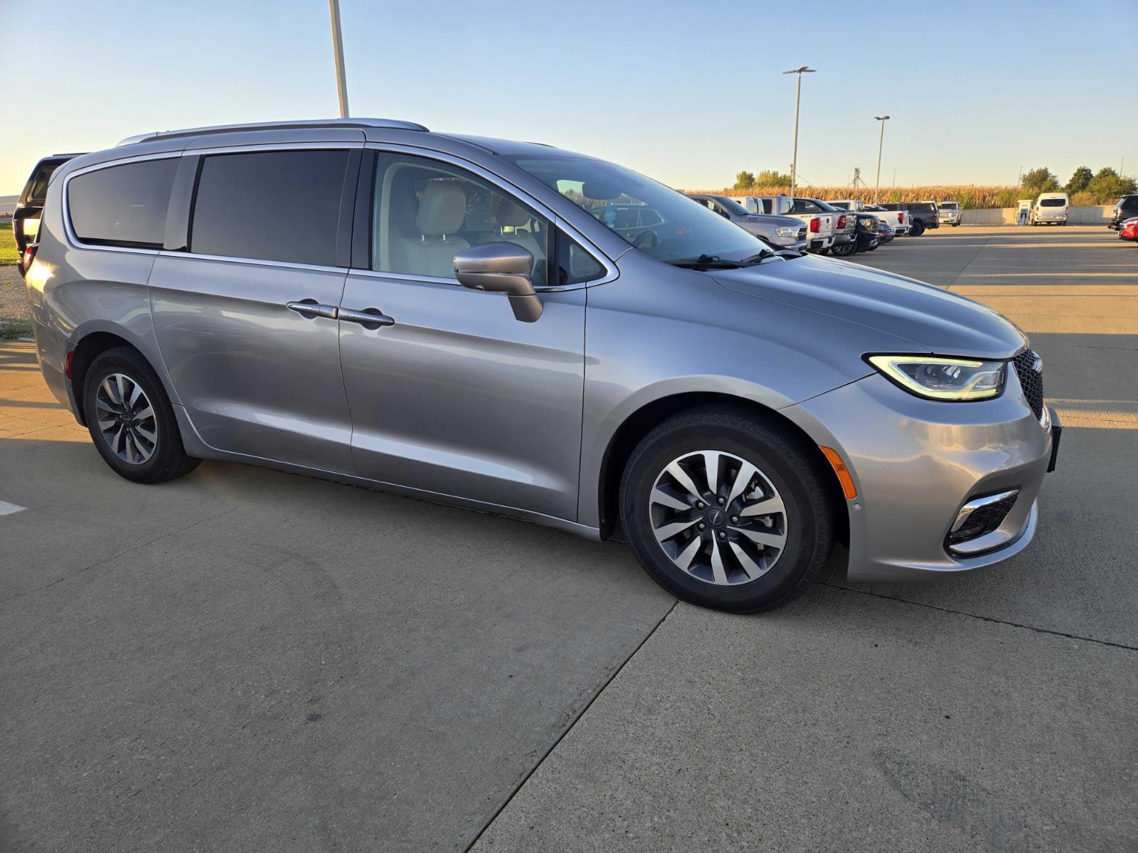 2021 Chrysler Pacifica Hybrid Touring L photo 3