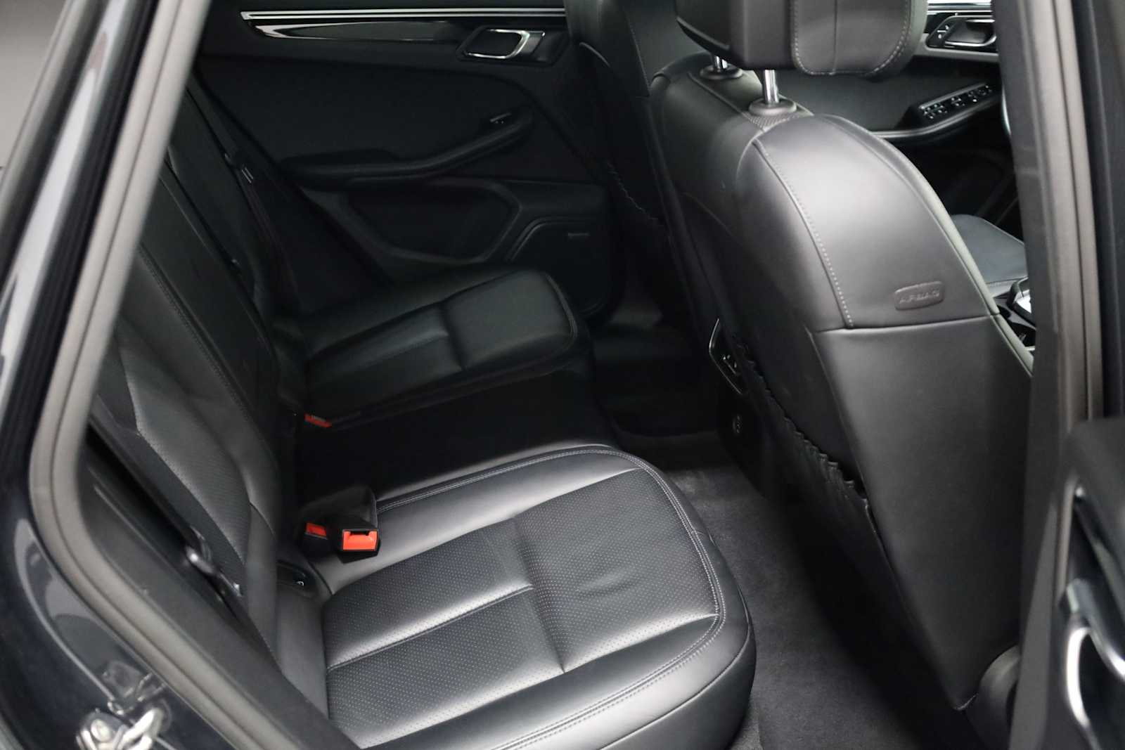 2018 Porsche Macan photo 35