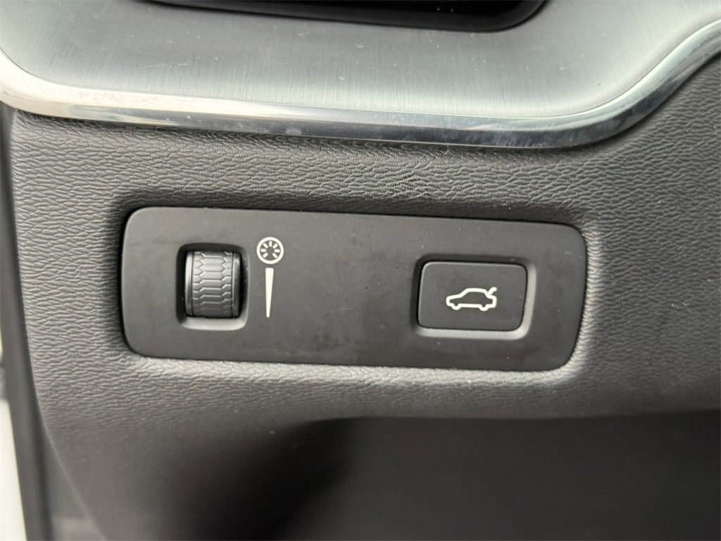 2020 VOLVO XC60 - Image 17