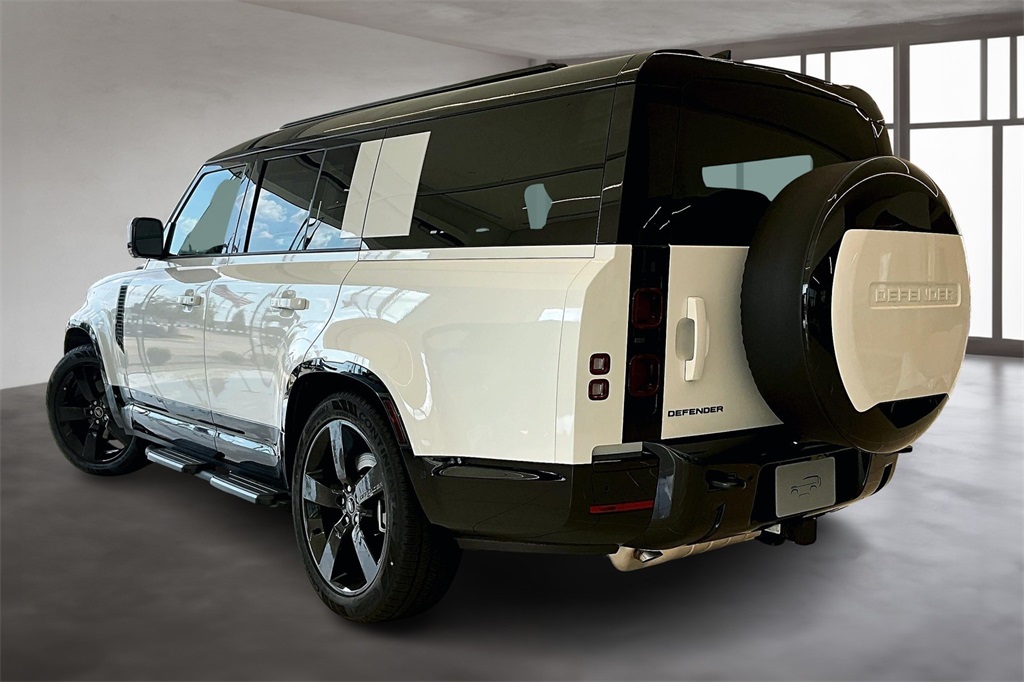 2025 Land Rover Defender 130 X-Dynamic SE photo 3