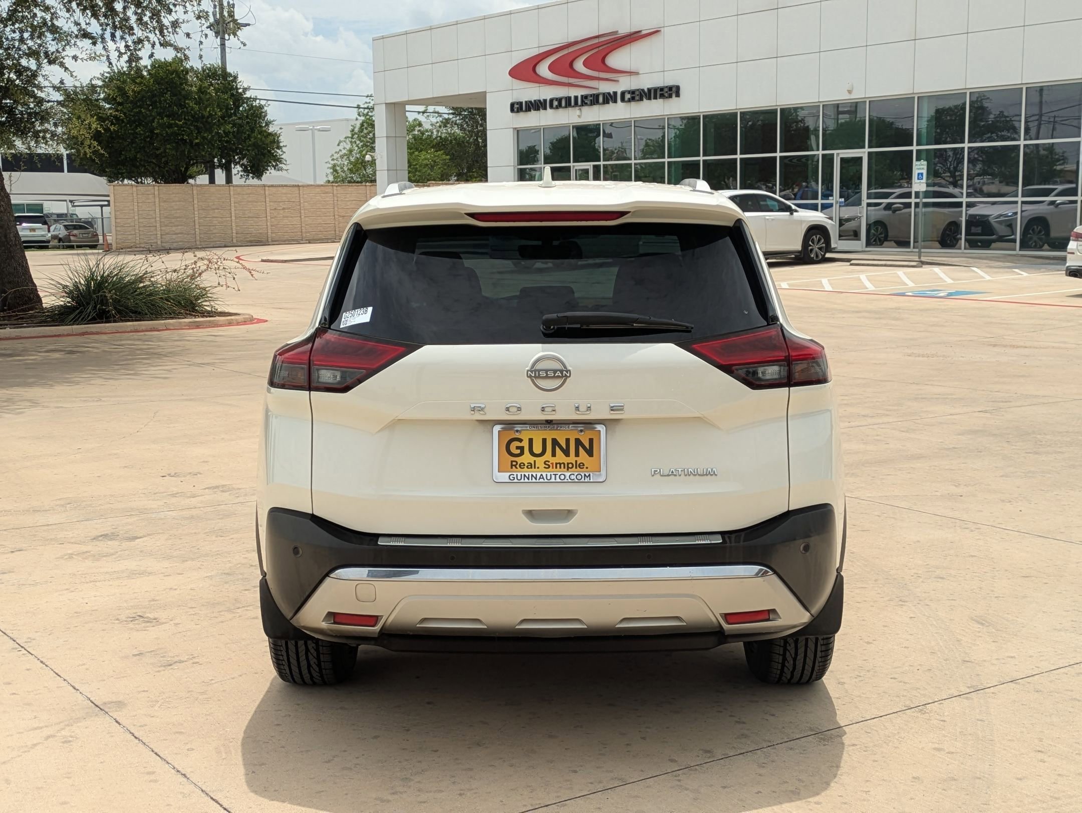 2022 Nissan Rogue Platinum photo 2