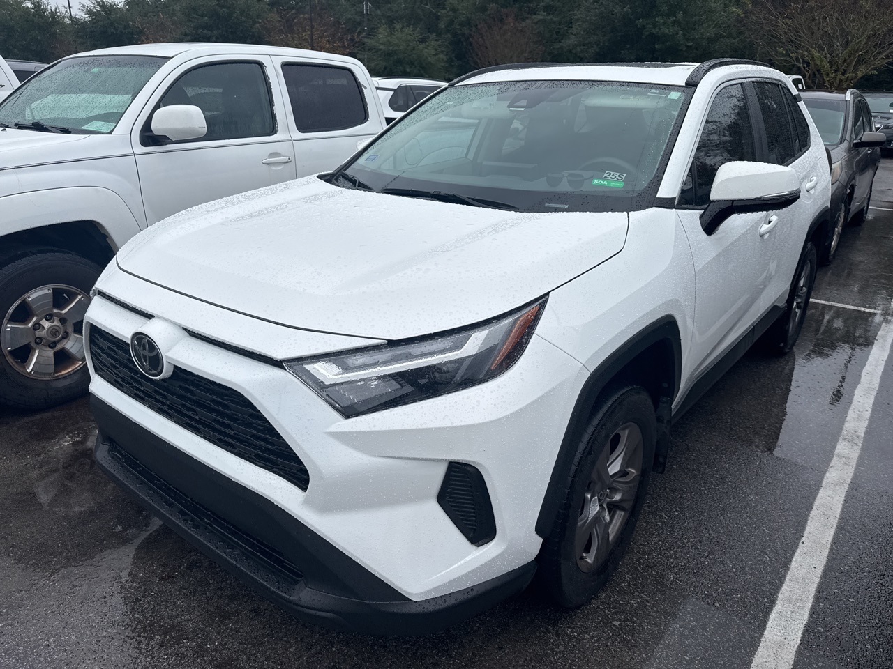 2024 Toyota RAV4 XLE's photo