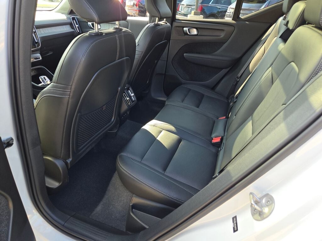 2024 Volvo XC40 Plus photo 18