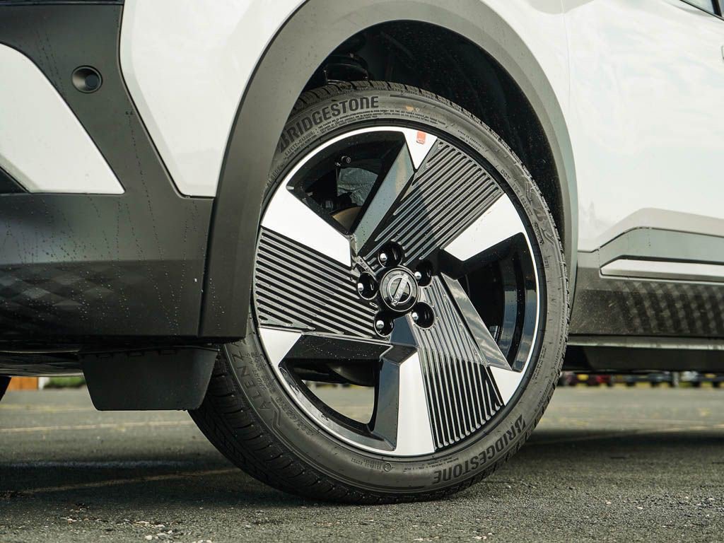2025 Nissan Kicks SR photo 3
