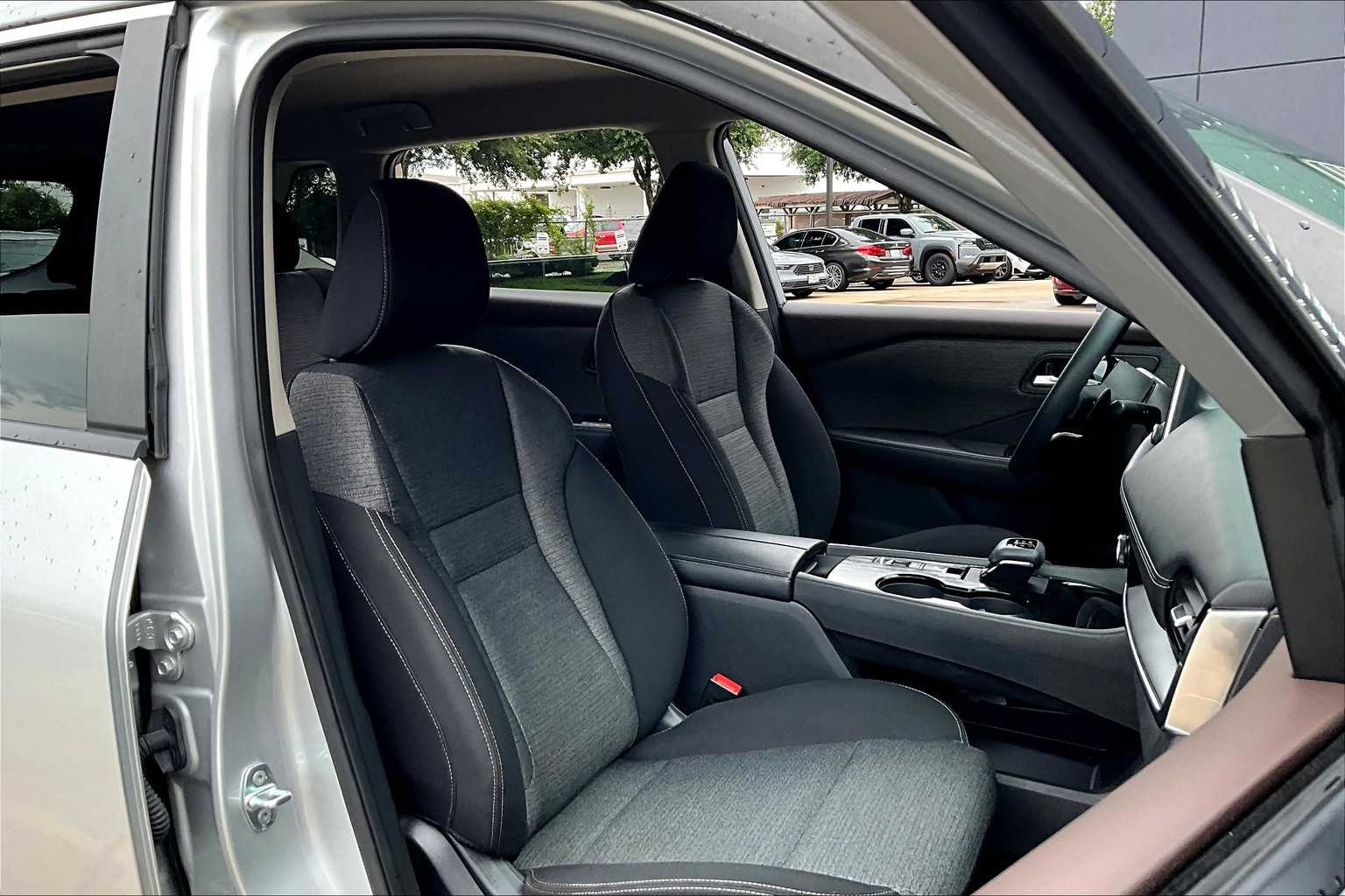 2022 Nissan Rogue SV photo 7