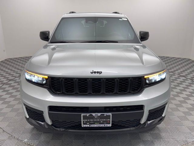 2024 Jeep Grand Cherokee Altitude photo 2