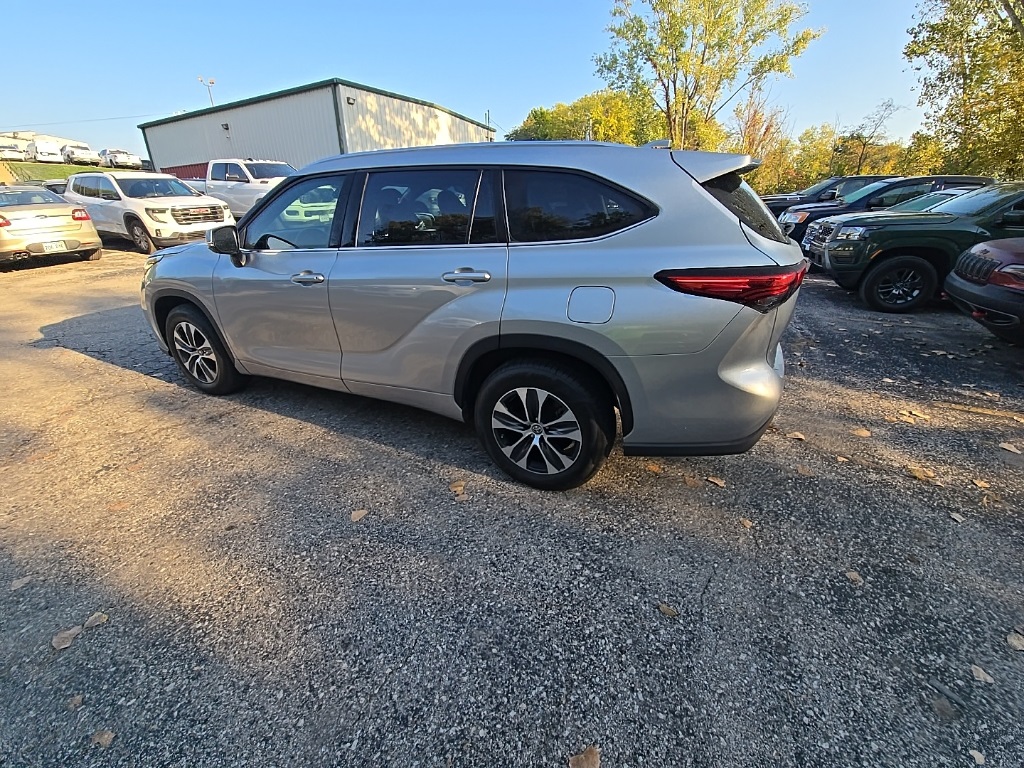 2021 Toyota Highlander XLE photo 3