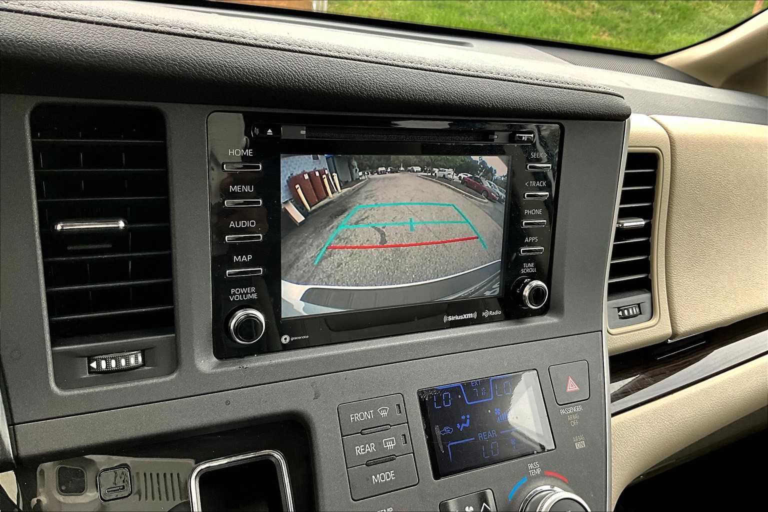 2020 Toyota Sienna XLE Premium photo 24