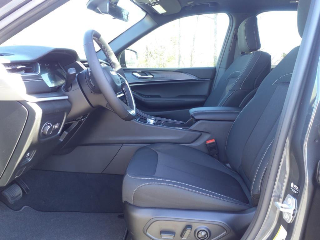 2025 Jeep Grand Cherokee Laredo X photo 4