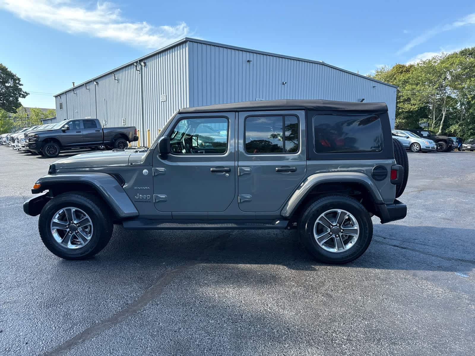 2023 Jeep Wrangler Sahara photo 6