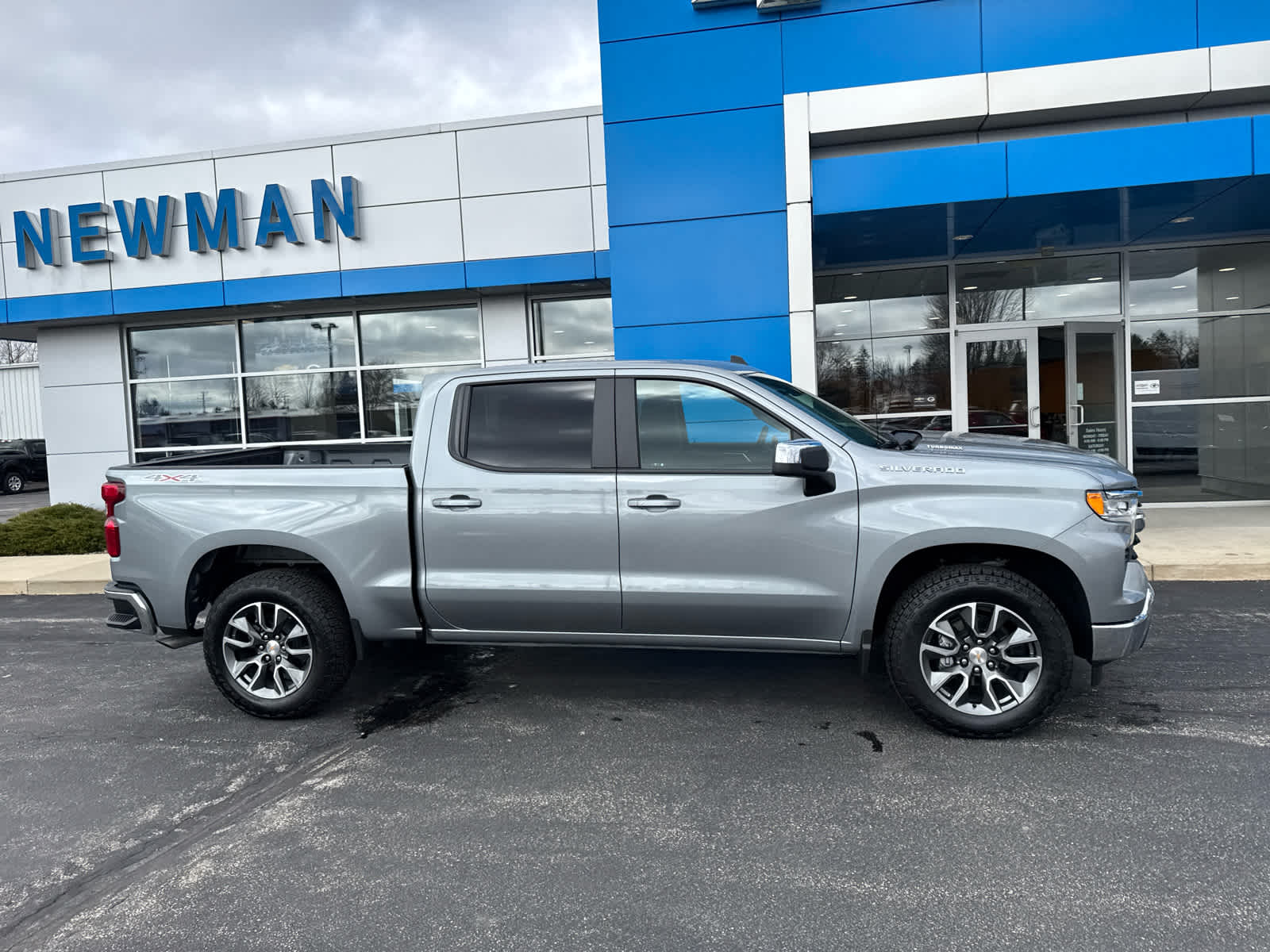 2025 Chevrolet Silverado 1500 LT photo 2
