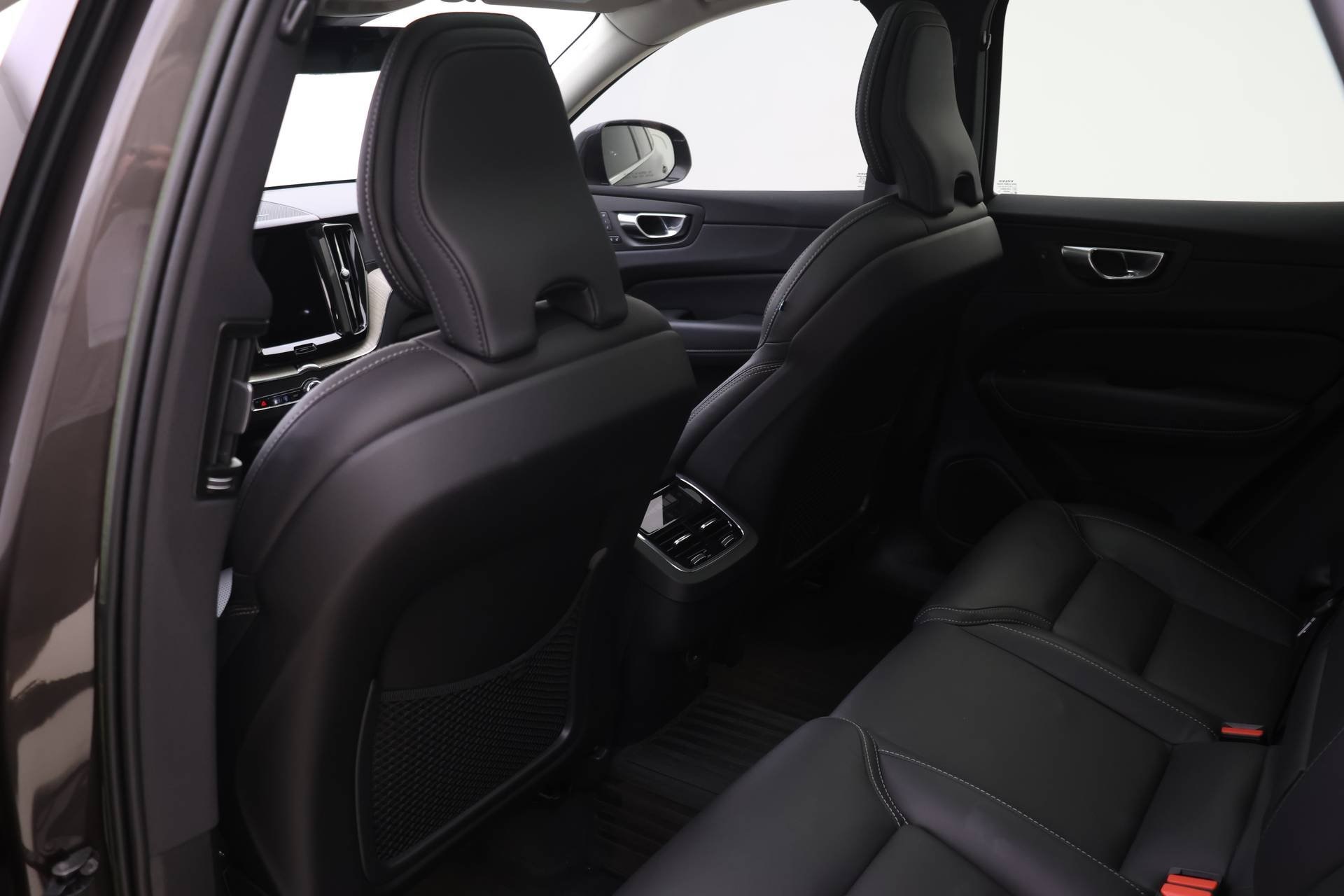 2022 Volvo XC60 B5 Inscription photo 16