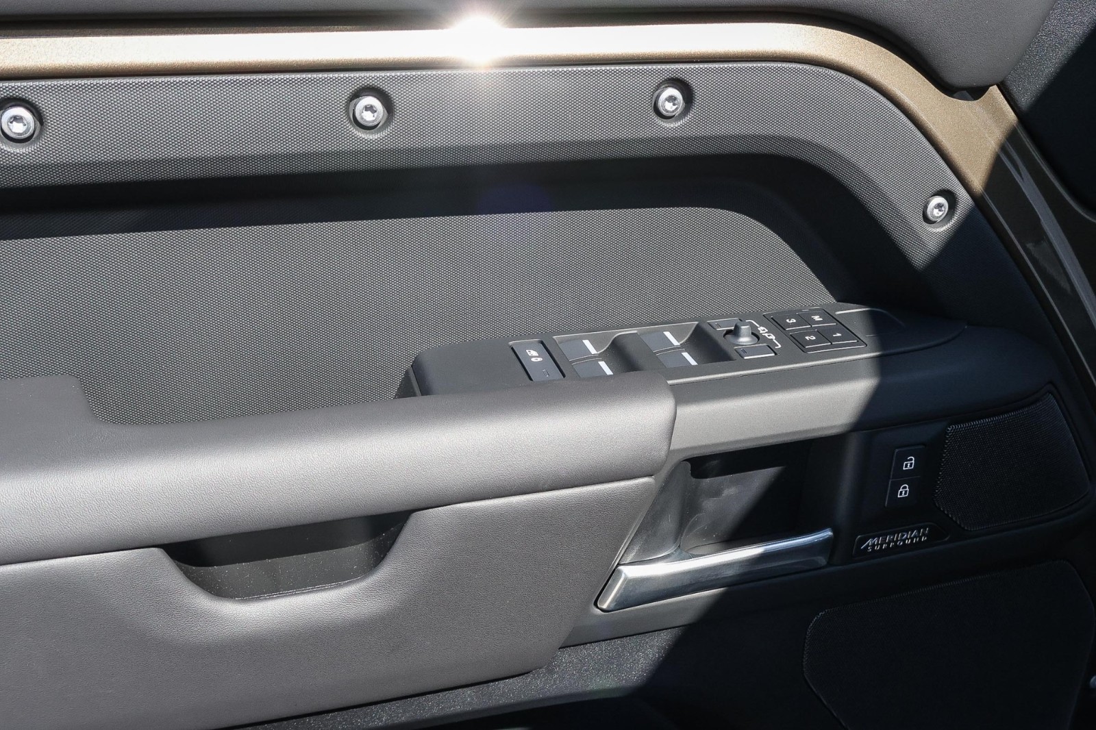 2025 Land Rover Defender 110 X-Dynamic SE photo 20