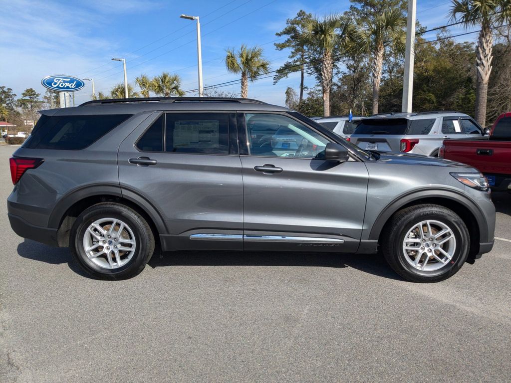 2025 Ford Explorer photo 3