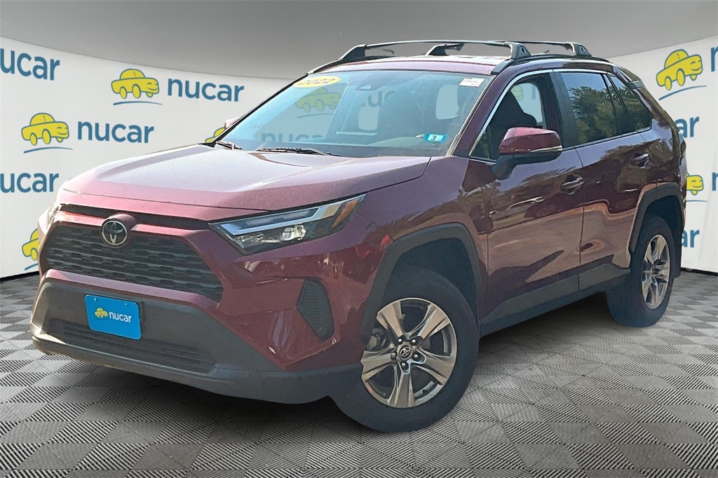 2022 Toyota RAV4 XLE photo 2