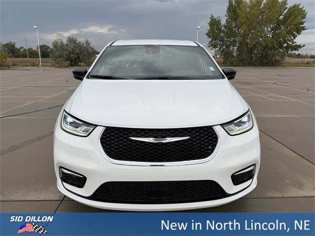 2026 Chrysler Pacifica photo 3