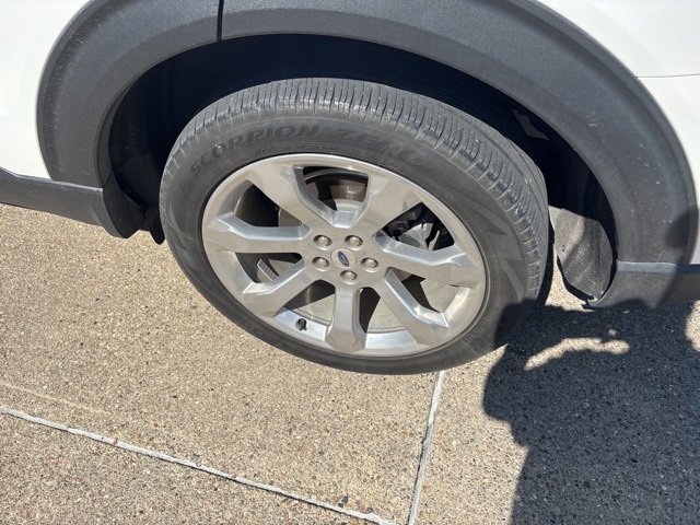 2020 Ford Explorer Platinum photo 2