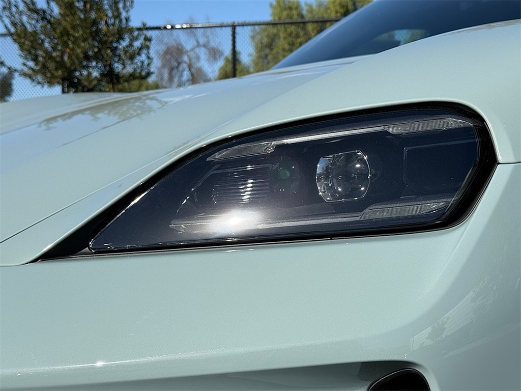 2025 Porsche Taycan photo 5