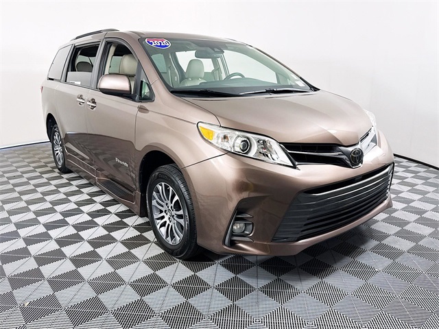 2020 Toyota Sienna XLE's photo