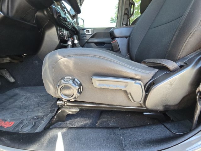 2020 Jeep Wrangler Unlimited Sahara photo 14