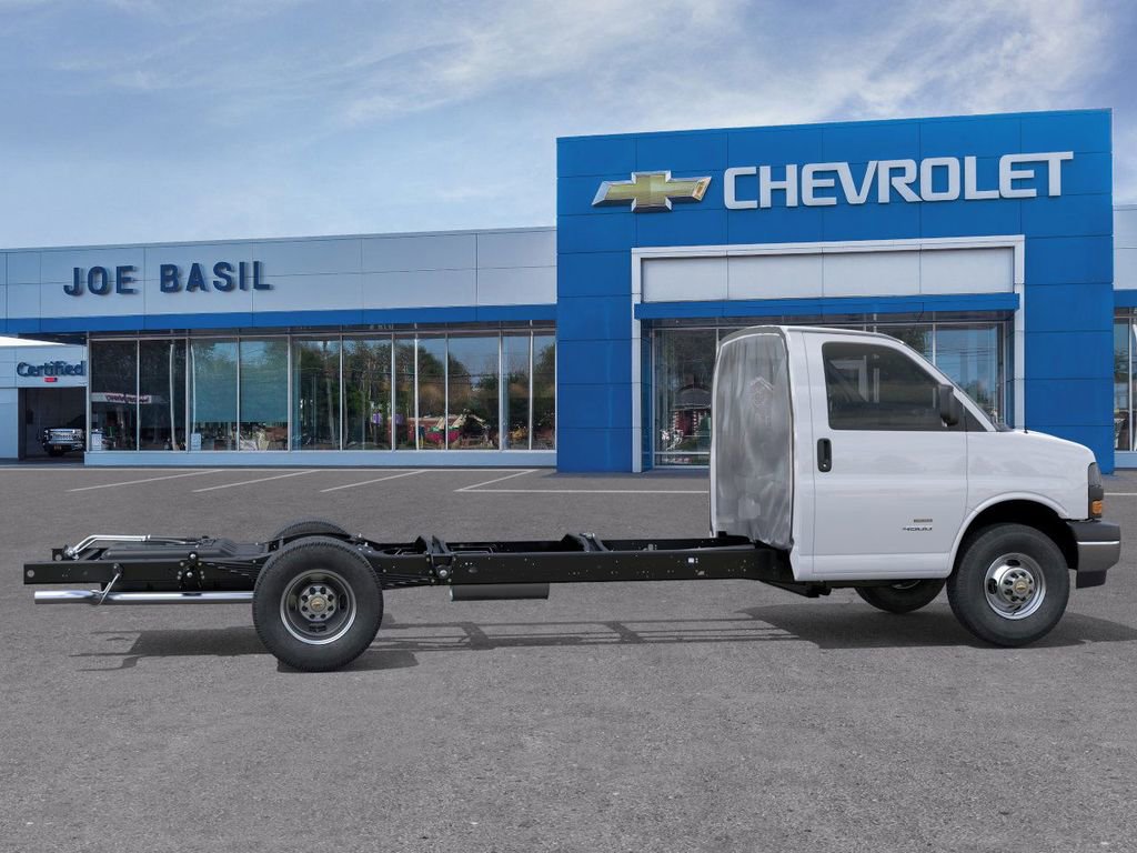 2025 Chevrolet Express Cutaway Base photo 4