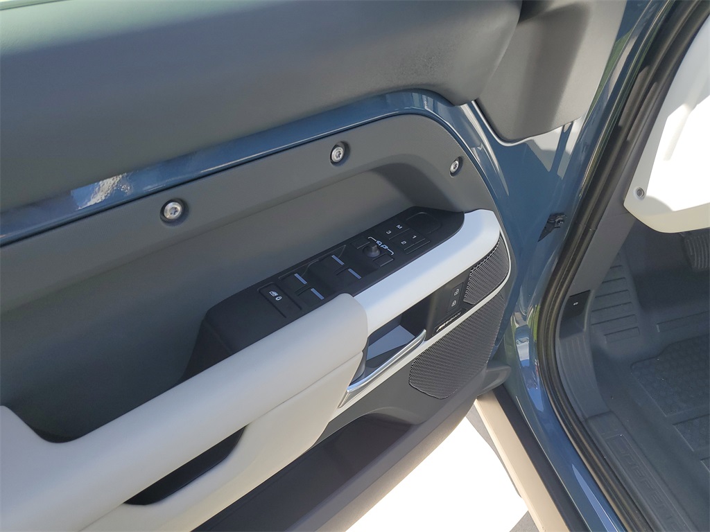 2024 Land Rover Defender 110 S photo 18