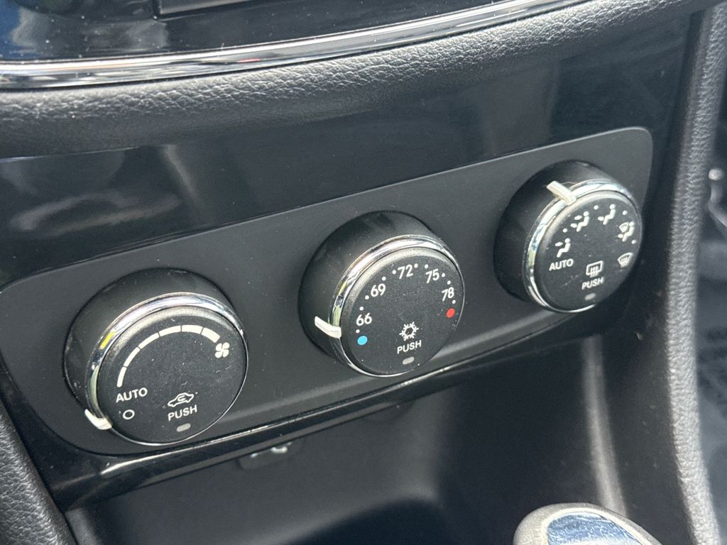 2012 Chrysler 200 S photo 23