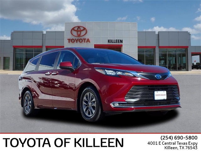 2024 Toyota Sienna XLE's photo