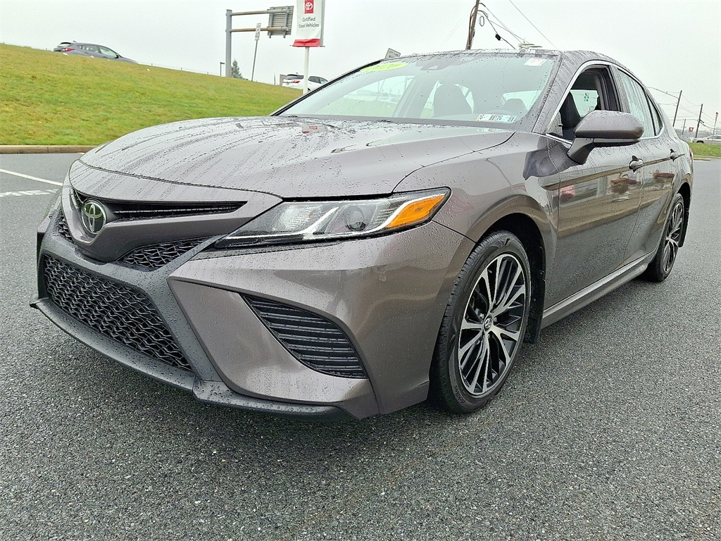 2020 Toyota Camry SE photo 3