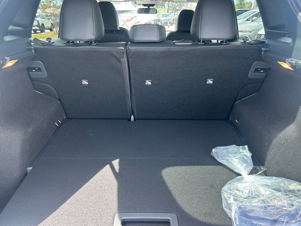 2026 Nissan Kicks SR photo 9