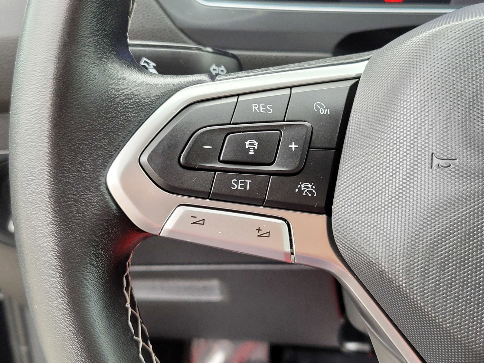 2022 Volkswagen Tiguan SE photo 22