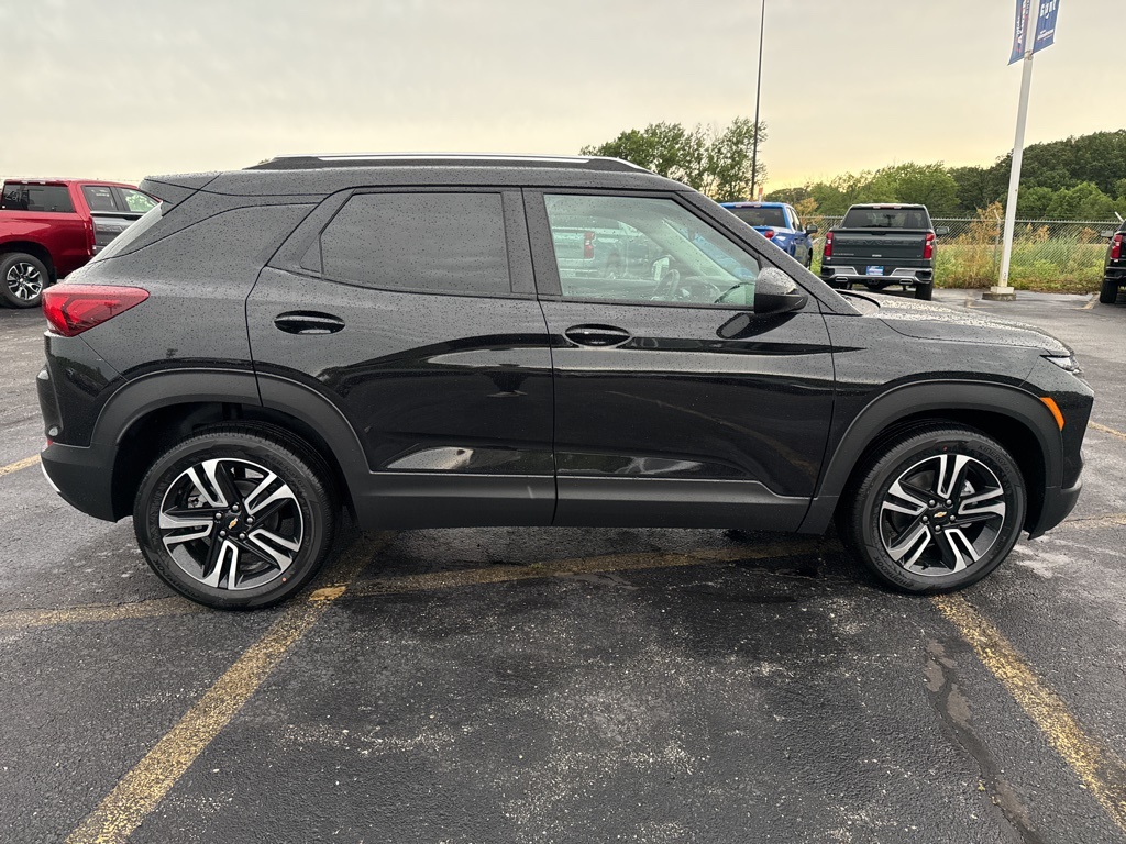 2026 Chevrolet Trailblazer LT photo 2