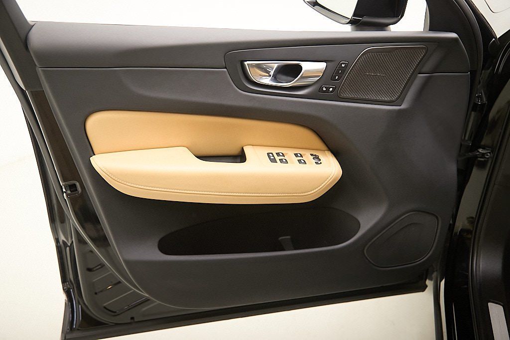 2023 VOLVO XC60 - Image 9