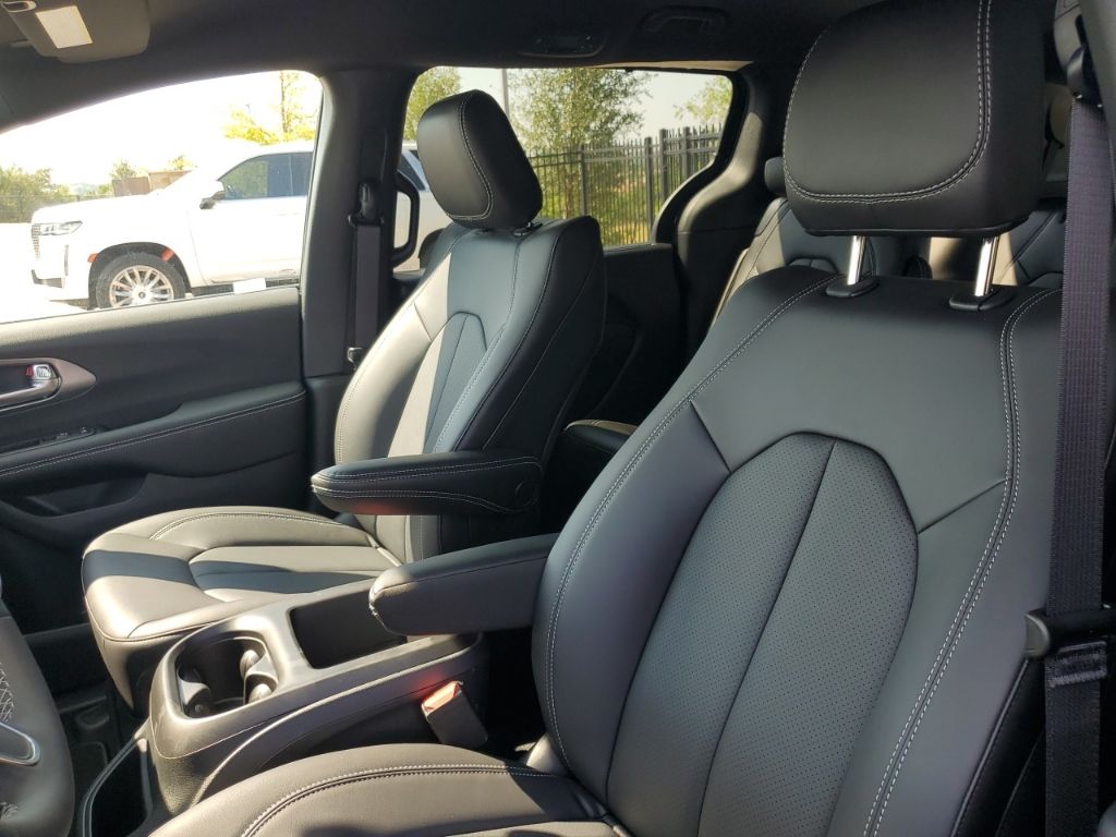 2026 Chrysler Voyager LX photo 27