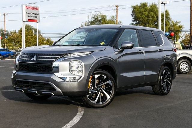 2024 Mitsubishi Outlander SE's photo