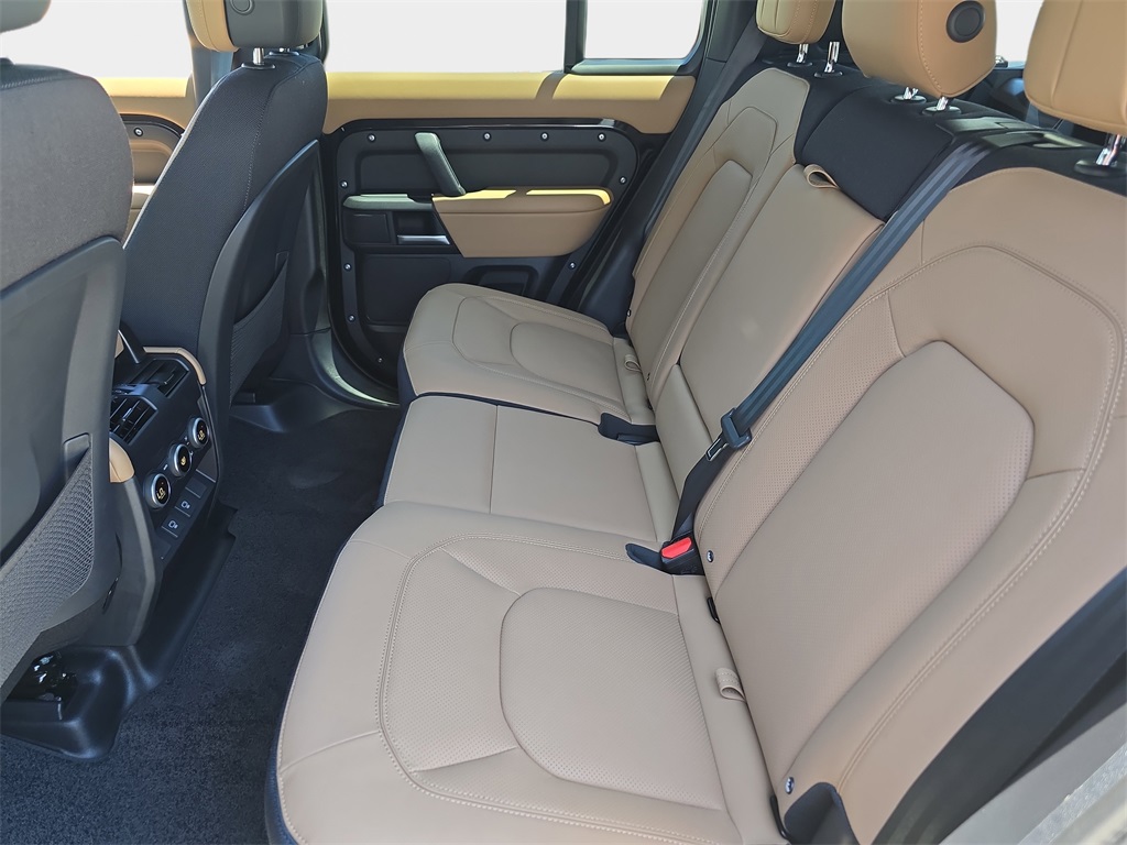 2025 Land Rover Defender 110 V8 photo 13